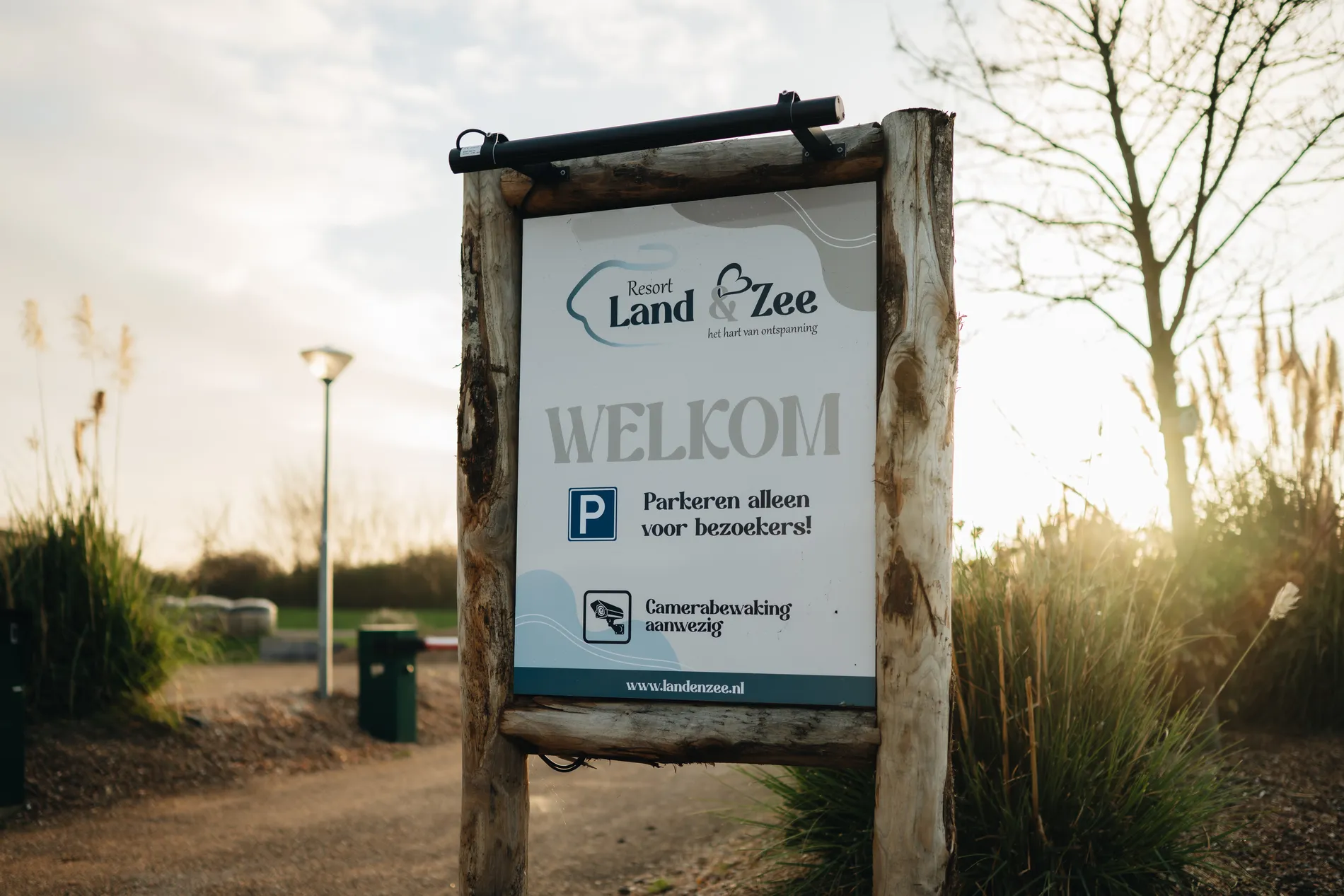 Gastvrije ontvangst bij de receptie van Resort Land & Zee